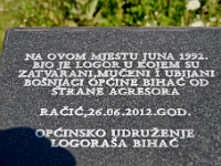DSC 2638 ji  an dieser Stelle war ein Lager in dem Bosnnier gefolterrt und getötet wurden : BIH, Bosnien und Herzegowina, Federation of Bosnia and Herzegovina, nähe Dorf Racic
