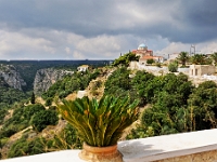 D3X 3040 ji : GRC, Griechenland, Kythira, links Schlucht von Tsakonas, Kirche Agia Triada, Mitata