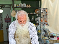 DSC 5177 ji : Centinje, Gemeinde Cetinje, Fußgängerzone Ulica Dvorka, Souvenir-Schmiede neben Café Dvor, MNE, Montenegro