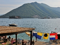DSC 3125 ji : Bezirk Kotor, MNE, Montenegro, Perast, Pirates Beach Bar, Insel und Kirche Gospa od Skrpjela, Maria vom Felsen, Inselkirche Sv Dorde